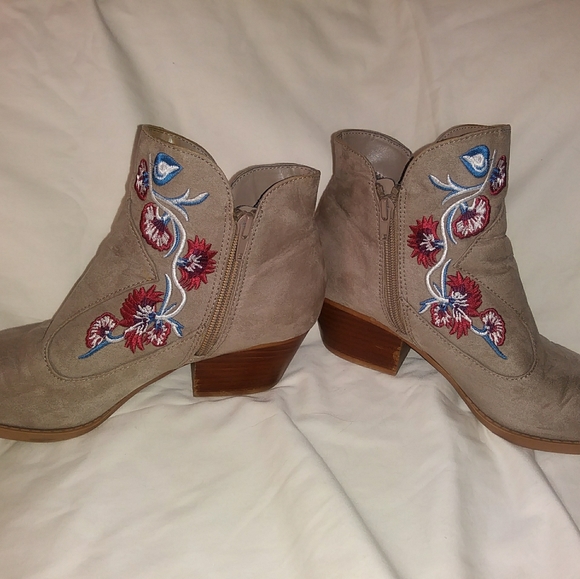 Women's 8.5 Vivian suede embroidered ankle boots - Picture 3 of 9